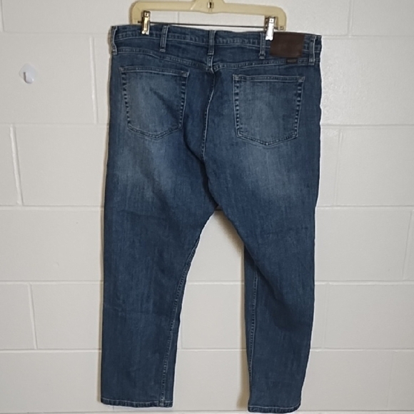 Wrangler Regular Fit Jeans with Classic Wash - Picture 1 of 9